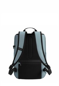 Ryggsäck i mjukt blått material med svart nätpanel och remmar. Har en vadderad design, justerbara remmar och ett handtag p å toppen.