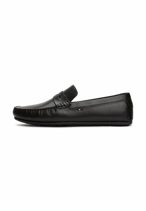 Schwarzer Herren-Ledermokassin mit genähter Spitze, Slip-on-Design und kleinem Flaggen-Detail an der Seite, seitlich auf weißem Hintergrund gezeigt.