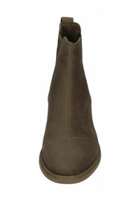 Botín de ante verde oliva con una textura suave, punta redondeada y detalles de costura a lo largo de la suela; paneles laterales elásticos para un fácil calzado.