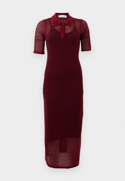 Burgundy polo obleka s kratkimi rokavi, ki ima črtast vzorec, gumbasto zapenjanje in dolžino midi, izdelana iz lahkega materiala.