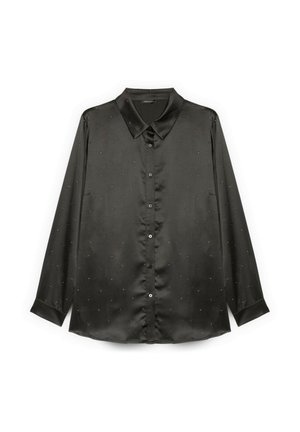 Blusa nera in satin con colletto a punta, maniche lunghe e sottili punti decorativi. Presenta un'apertura frontale con bottoni e spacchi laterali.