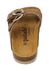 Sandalo a scivolo in suede marrone con due cinturini regolabili con hardware argentato, dettagli perforati, soletta in sughero e suola in gomma.
