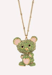 Halskette in Goldton mit einem grünem, mit Edelsteinen besetzten Teddybär-Anhänger, der schwarze Augen, rosa Akzente und ein Herzdetail auf dem Bauch hat.