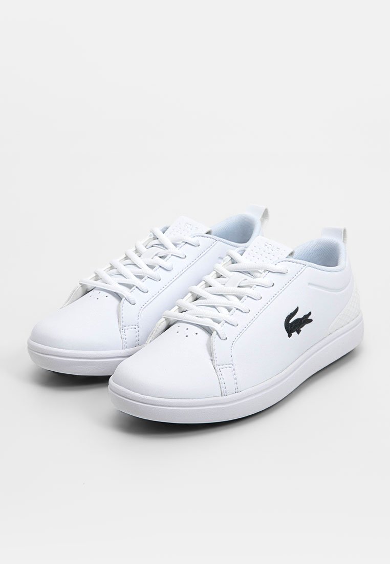 Zapatillas de cuero blancas con punta redonda, logotipo negro y acentos laterales texturizados. Presentan cordones planos y una superficie suave.