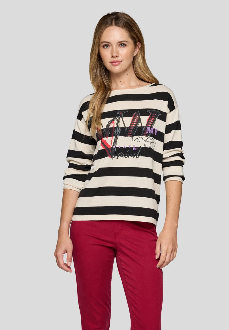 Gestreiftes Langarmoberteil in Creme und Schwarz, mit einem grafischen Design, das Text und Herzen in Rot und Lila zeigt. Weiches Strickmaterial.