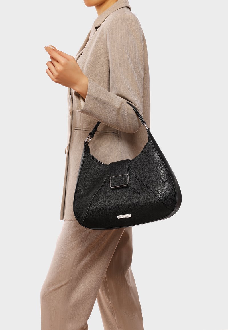 Borsa a mano in pelle nera con un design strutturato, caratterizzata da una chiusura a scatto e una silhouette curva, esposta su uno sfondo neutro.