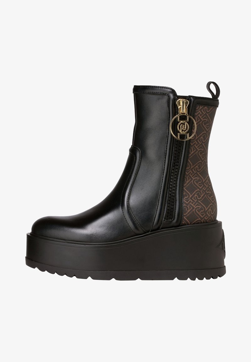 Bottine à plateforme en cuir noir avec dos en tissu marron à motifs, tirette de fermeture éclair circulaire dorée et semelle épaisse à relief.