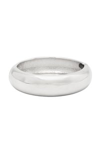 Silver ring med en slät, polerad yta och en texturerad insida, med en rundad profil och utan ytterligare utsmyckningar.