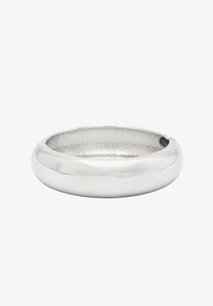 Anillo de banda de plata con un exterior liso y pulido y un interior texturizado, con un perfil redondeado y sin adornos adicionales.