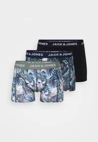 Set van drie boxershorts van Jack & Jones: één zwart, één met een groene tailleband en palmbladprint, en een andere met een donker patroon.