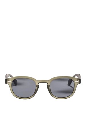 Occhiali da sole rettangolari con montatura beige traslucida e lenti scure, appoggiati su uno sfondo bianco.