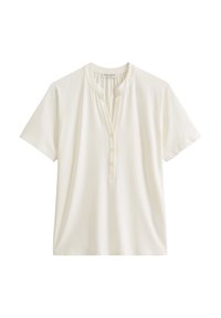 T-shirt à manches courtes, couleur crème, fabriqué en tissu doux, avec un col rond, une patte de boutonnage et une coupe décontractée. Texture lisse dans l'ensemble.
