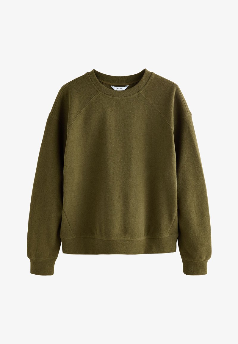 Olijfgroene sweater met ronde hals, lange raglanmouwen en geribbelde boorden bij de mouwen en zoom, afgebeeld op een effen witte achtergrond.