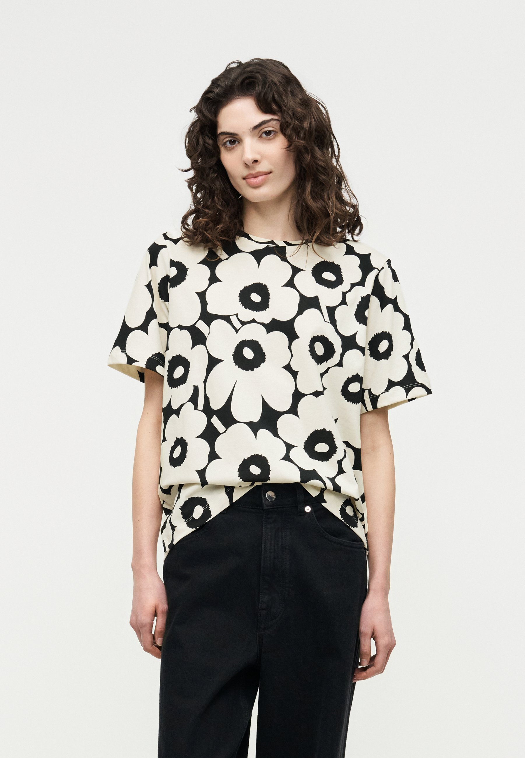 marimekko フラワープリント Tシャツ Marimekko TUNNIT UNIKKO - Print T-shirt - black/off white/off