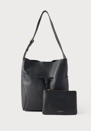 Geantă tip buzunar din piele neagră cu suprafață texturată, prevăzută cu o curea scurtă și detaliu de cusătură contrastantă; include o borsetă cu fermoar asortată.