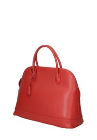Rode lederen handtas met een gladde textuur, ronde vorm, twee handvatten bovenaan en een rits sluiting. Bevat een geknoopte accent op de handvatten.
