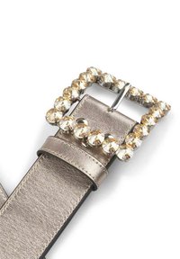 Cinturón plateado metálico con un acabado texturizado, que presenta una gran hebilla rectangular adornada con piedras claras dispuestas en un patrón circular.