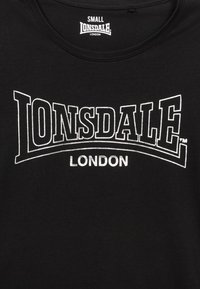 T-shirt in cotone nero a maniche corte, con logo bianco "LONSDALE LONDON" in un carattere audace sul petto, colletto rotondo.