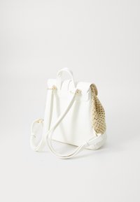 Vit läderryggsäck med vävd beige detalj, guldfärgad hårdvara, justerbara remmar och rundad form. Minimalistisk design.