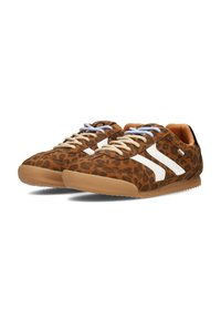 Sneaker con stampa leopardata marrone e dettagli bianchi. Caratteristiche includono lacci beige, suola in gomma e interno imbottito. Design flessibile e a profilo basso.