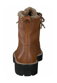 Hnědé kožené kotníkové boty s nadýchanou podšívkou, texturovaným povrchem, silnou černou gumovou podrážkou a hnědými tkaničkami na straně.