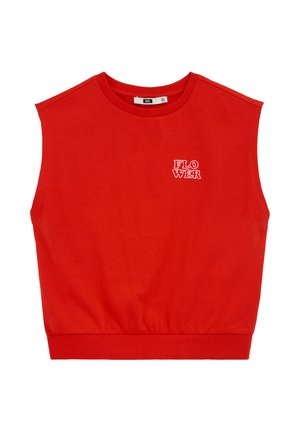 Červený krátky tielkový top s okrúhlym výstrihom a malým bielym vyšívaným nápisom "FLOWER" na ľavej strane hrudníka.
