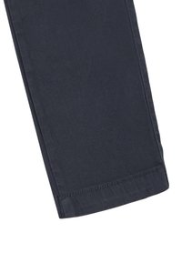Pantalones azul marino oscuros hechos de algodón, con una textura suave y un corte recto con un dobladillo limpio. Sin hardware visible ni patrones.
