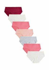 Set aus sieben Damenslips in verschiedenen Farben: dunkelrot, weiß, pink, hellpink, grau mit Muster und einer mit roten Punkten auf weiß. Aus Baumwollmaterial.