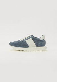Baskets en daim de couleur bleu foncé avec un accent ondulé blanc sur le côté. Comprend des lacets, une semelle texturée et une conception à bout rond.