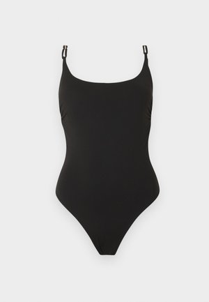 Costum de baie întreg negru cu bretele subțiri reglabile și decolteu pătrat, pe un fundal deschis.