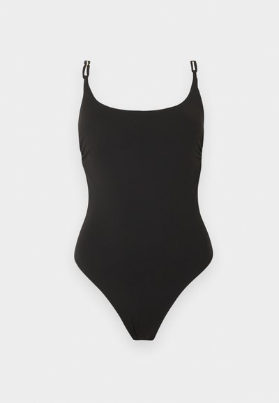 Μαύρο ολόσωμο μαγιό με ρυθμιζόμενους λεπτούς ιμάντες στους ώμους και τετράγωνο ντεκολτέ σε ανοιχτό φόντο.