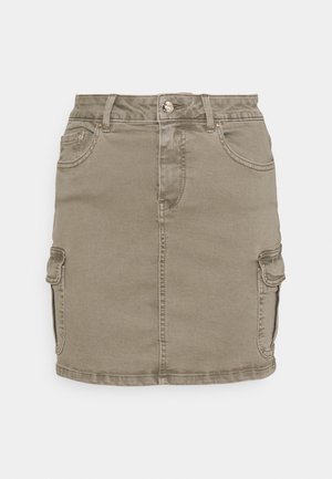 Khaki korte spijkerrok met knopen aan de voorkant, lussen voor een riem, voorzakken en twee zijzakken met kleppen.