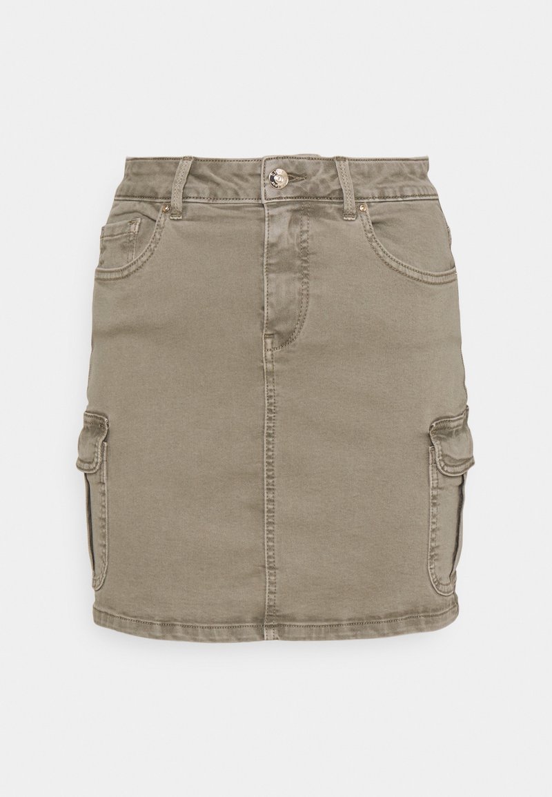 Mini-jupe en jean kaki avec boutonnière à l'avant, passants pour ceinture, poches avant et deux poches cargo latérales à rabats.