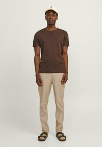 Jack & Jones STACE - Chinos tipa bikses - rubber