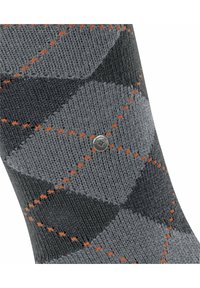 Calzino grigio a fantasia con design a rombi, caratterizzato da dettagli di cucitura arancioni e un piccolo logo metallico. Tessuto a maglia texturizzato.