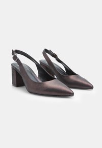 Tacchi slingback a punta in tessuto metallico scuro, con tacco largo e cinturino alla caviglia regolabile. Texture liscia con un design elegante.