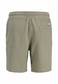 Hellgrüne Shorts aus gekrepptem Stoff mit elastischem Bund und einer einzelnen Gesäßtasche. Einfaches, gerade geschnittenes Design.