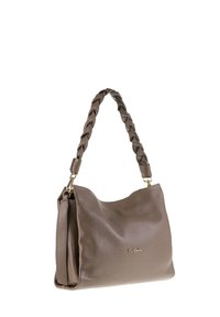 Borsa a spalla in pelle marrone con texture, dotata di tracolla intrecciata e piccolo logo dorato sulla parte anteriore.