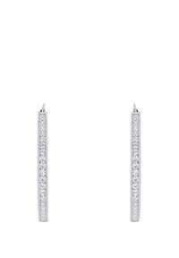 Pendientes de plata en vertical con una línea de pequeñas piedras transparentes a lo largo de uno de los bordes, superficie suave, diseño minimalista y forma esbelta.