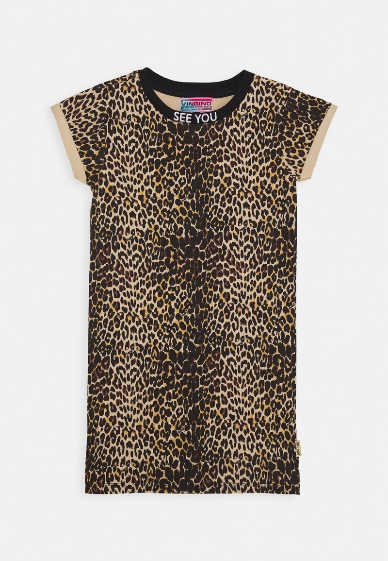 T-shirt w animal print w panterę z krótkimi, podwiniętymi rękawami. Czarny kołnierz i akcenty po bokach. Miękka tekstura materiału, ogólnie luźny krój. Metki widoczne przy dekolcie.