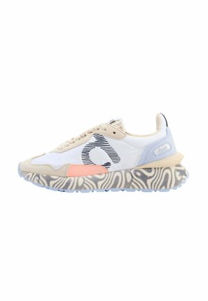 Zapatilla blanca y beige con logo de rayas negras, detalle melocotón y suela gruesa con patrón diseñada para uso casual.