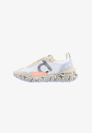 Zapatilla blanca y beige con logo de rayas negras, detalle melocotón y suela gruesa con patrón diseñada para uso casual.
