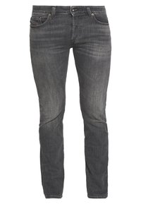 Grå denimjeans med rak passform, med sömda fickor och en subtilt blekt textur. Metallknapp och nitar som accenter.