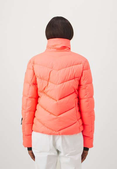 Neon-pink Pufferjacke mit einem Chevron-Steppmuster, hohem Kragen und schwarzem Besatz an den Ärmelabschlüssen. Das Design bietet eine taillierte Silhouette.