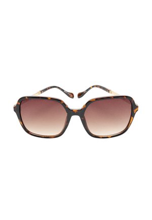 Okulary przeciwsłoneczne w kształcie kwadratu z oprawkami w kolorze żółwia i brązowymi soczewkami z efektem gradientu, widoczne z przodu na białym tle.