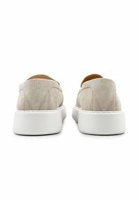 Lichtbeige suède instappers met witte rubberen zolen. Gekenmerkt door een subtiele 'D'-logo dat op de achterkant is gedrukt en gestikte details.