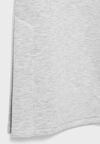Šedé tričko z tkaniny s hladkým povrchem, vybavené kapsou na bočním švu a mírně zakřiveným lemem pro přidaný detail.