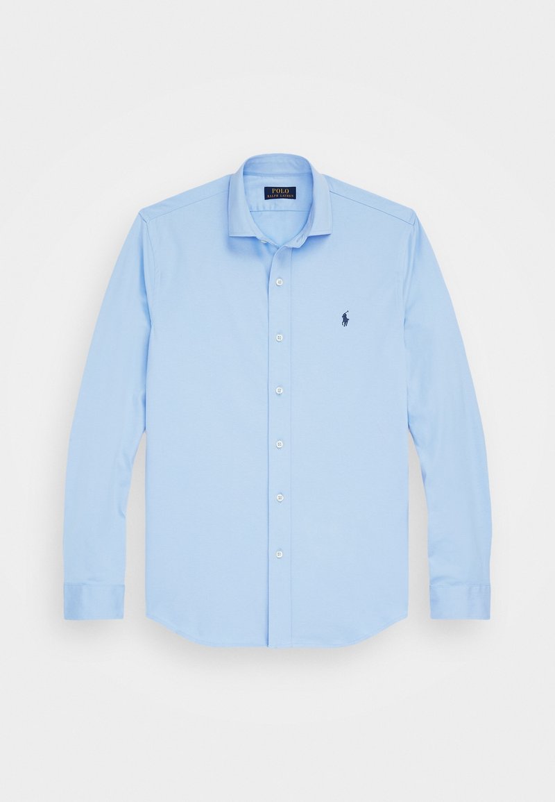 Jasnoniebieska koszula z długim rękawem na guziki, wykonana z bawełny, z ostro zakończonym kołnierzykiem, zapięciem na guziki z przodu oraz granatowym haftowanym logo na piersi.