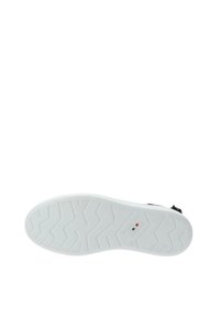 Schwarze Sneaker mit einer strukturierten Gummisohle im Zickzackmuster, weißer Zwischensohle und geprägtem Branding an der Unterseite.