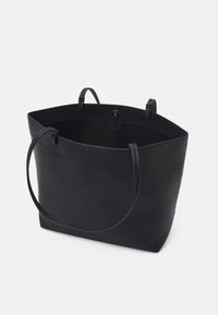 Sort tekstureret tote taske med to håndtag og åben top. Har en trykknaplukning og minimalistisk design. Indvendigt er den uden foring.